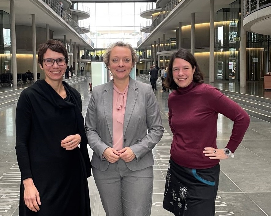 Die für Verbraucherpolitik zuständigen Berichterstatterinnen der Koalitionsfraktionen im Umwelt- und Verbraucherschutzausschuss des Bundestages, von links: Judith Skudelny (FDP), Nadine Heselhaus (SPD), Linda Heitmann (Bündnis 90/Die Grünen)